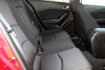 Yeni Mazda3 arka koltuk