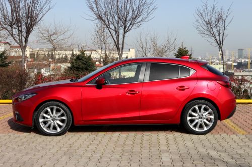 Yeni Mazda3 yan