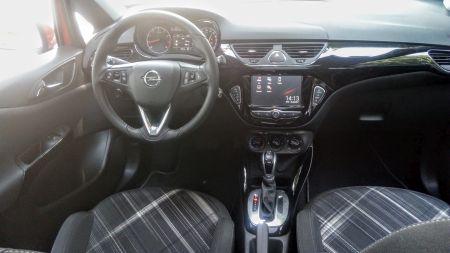 Opel Corsa -kokpit