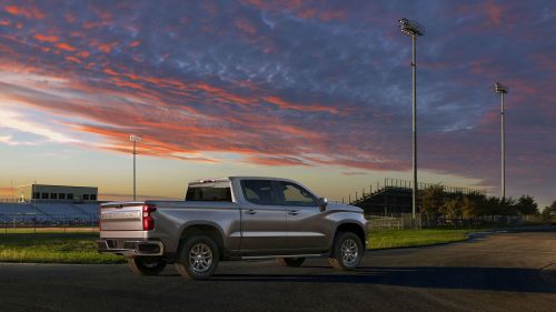 The all-new 2019 Silverado LT features chrome accents on the bumpers, front grille and mirror caps, a Chevrolet bowtie in the grille, LED reflector headlamps and signature daytime running lights. The interior features an 8-inch color touch screen and available leather seating surfaces.